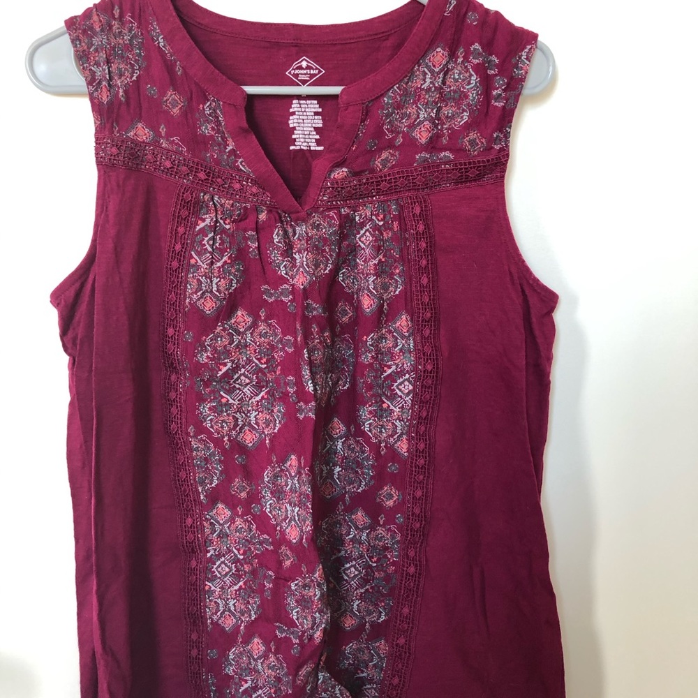 Maroon tank top with design